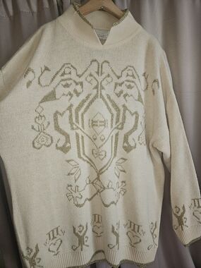 Vintage Women's Cream Crewneck Sweater with Subtle Gold Pattern Whimsical